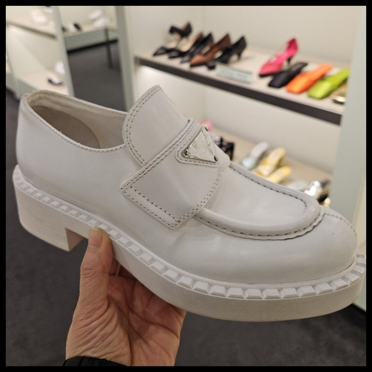 【PRADA】Women’s triangle-logo chocolate brushed leather