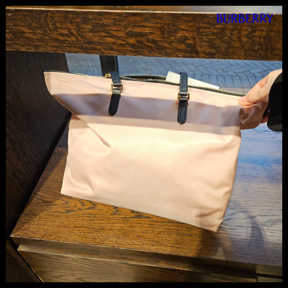 【Burberry】Lettering Logo Large Nylon Zip Tote Shopper