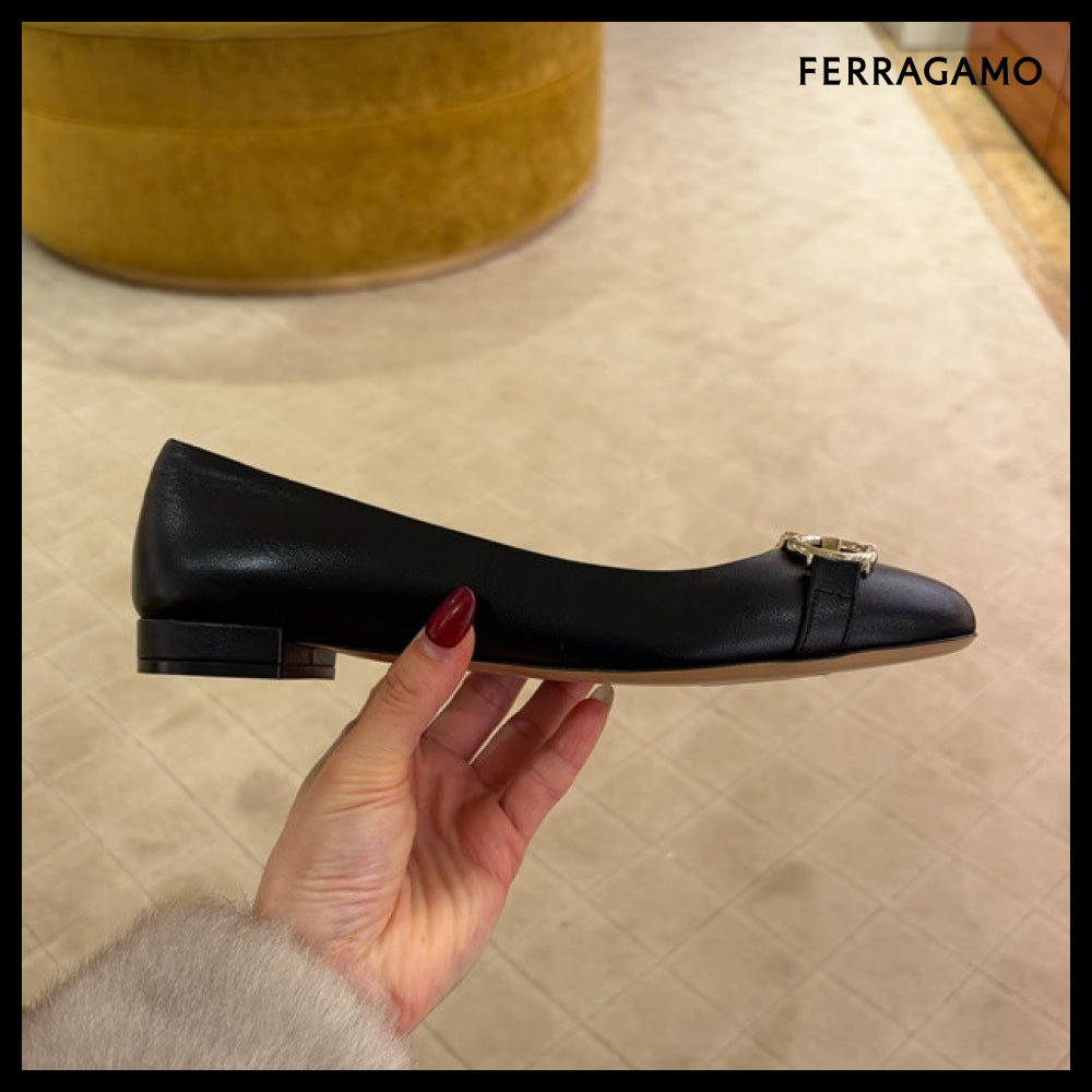 【FERRAGAMO】GARDA 10 NEW GOLD GANCINI LEATHER FLATS BLACK