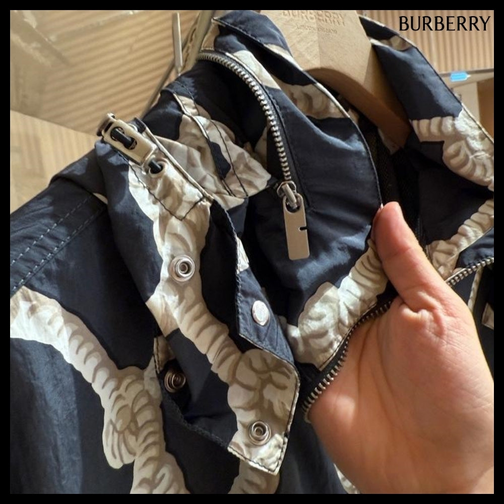 【Burberry】Knot Print Nylon Hooded Jacket Magnet