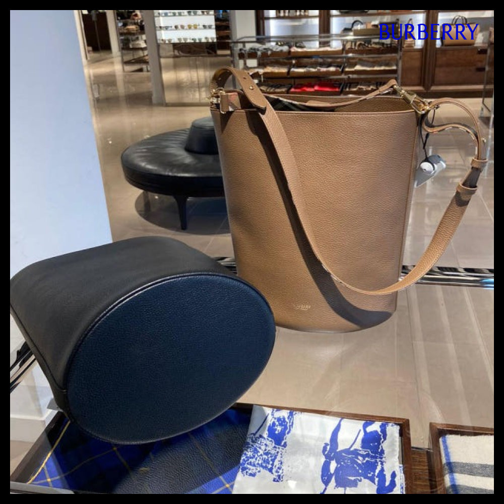 【Burberry】Check Handle Medium Leather Bucket Bag