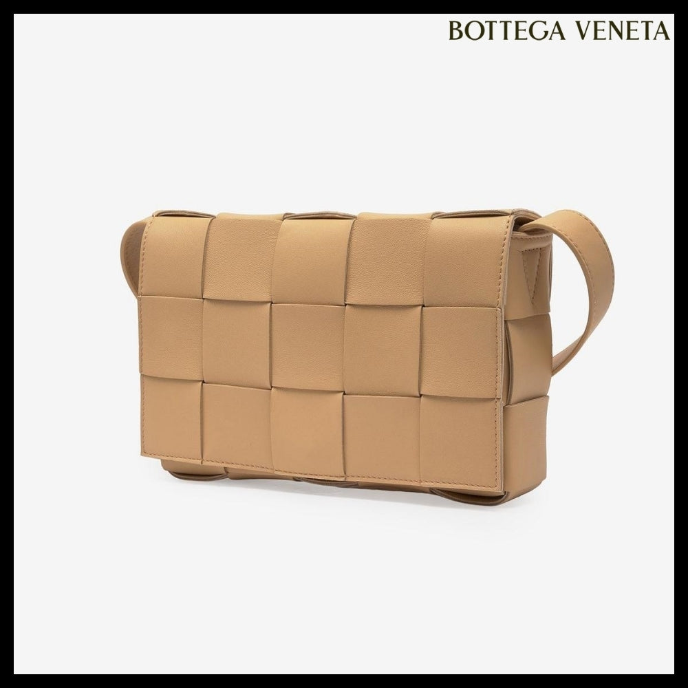 【BOTTEGA VENETA】Lambskin Leather Cassette Bag Almond