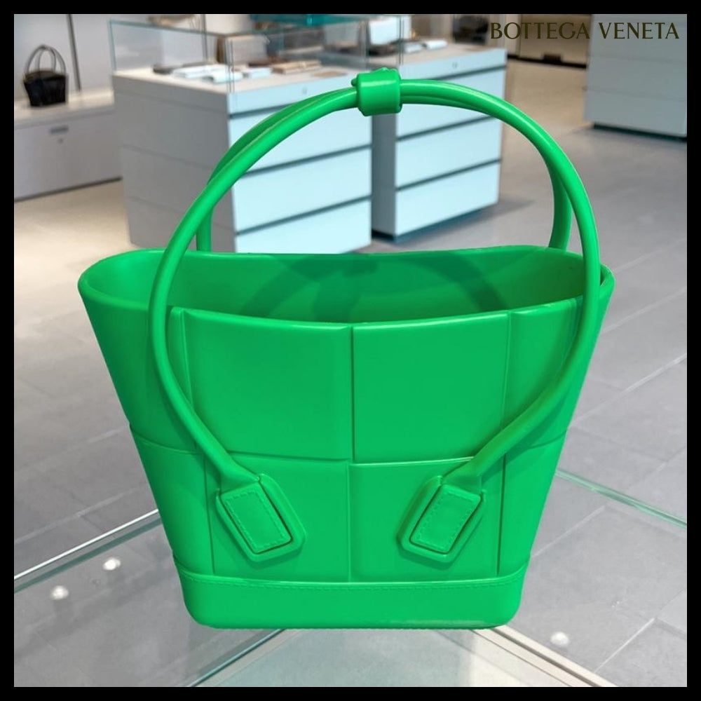 【BOTTEGA VENETA】Arco Rubber Small Tote Bag Grass