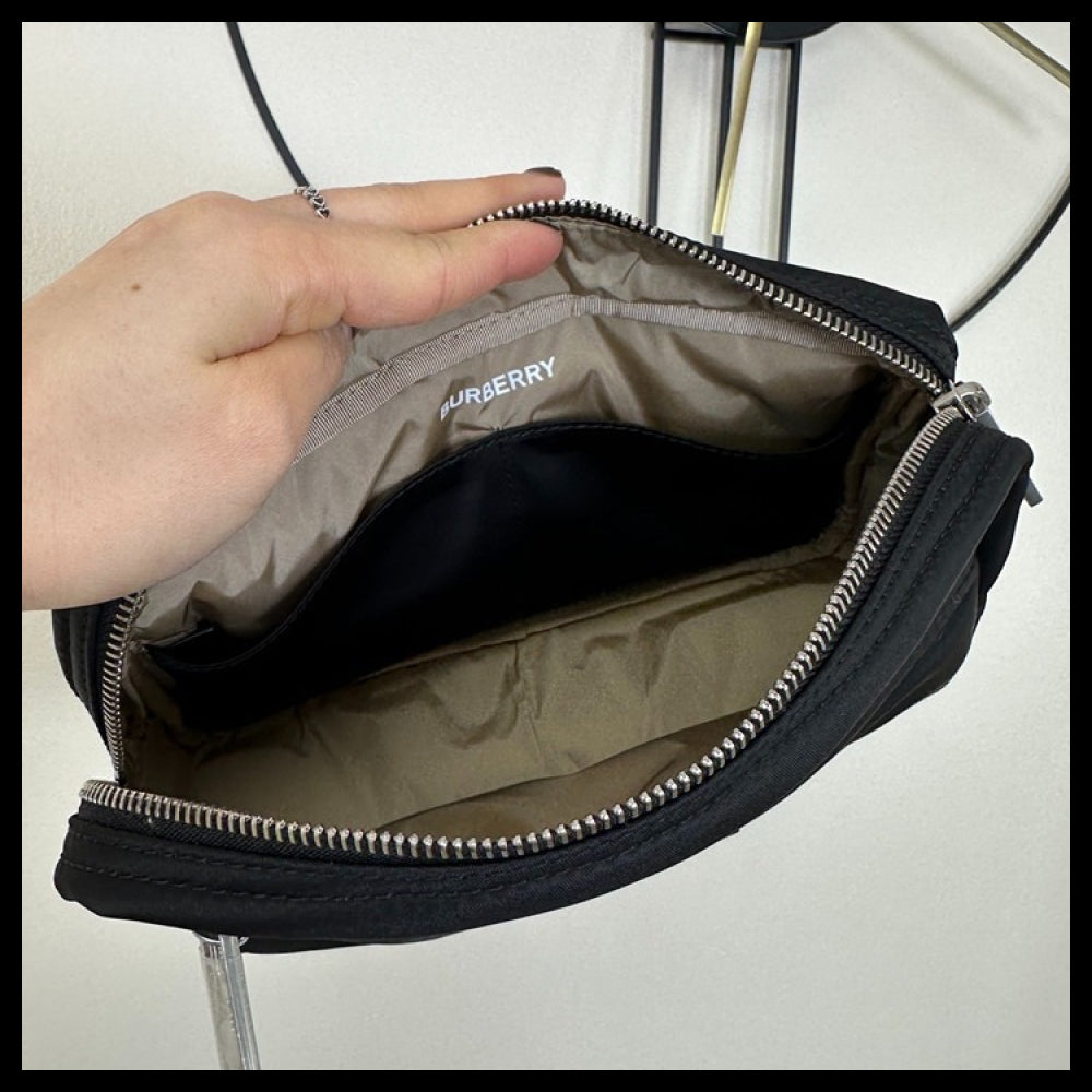 【Burberry】Wilton Logo Small Nylon Pouch Black