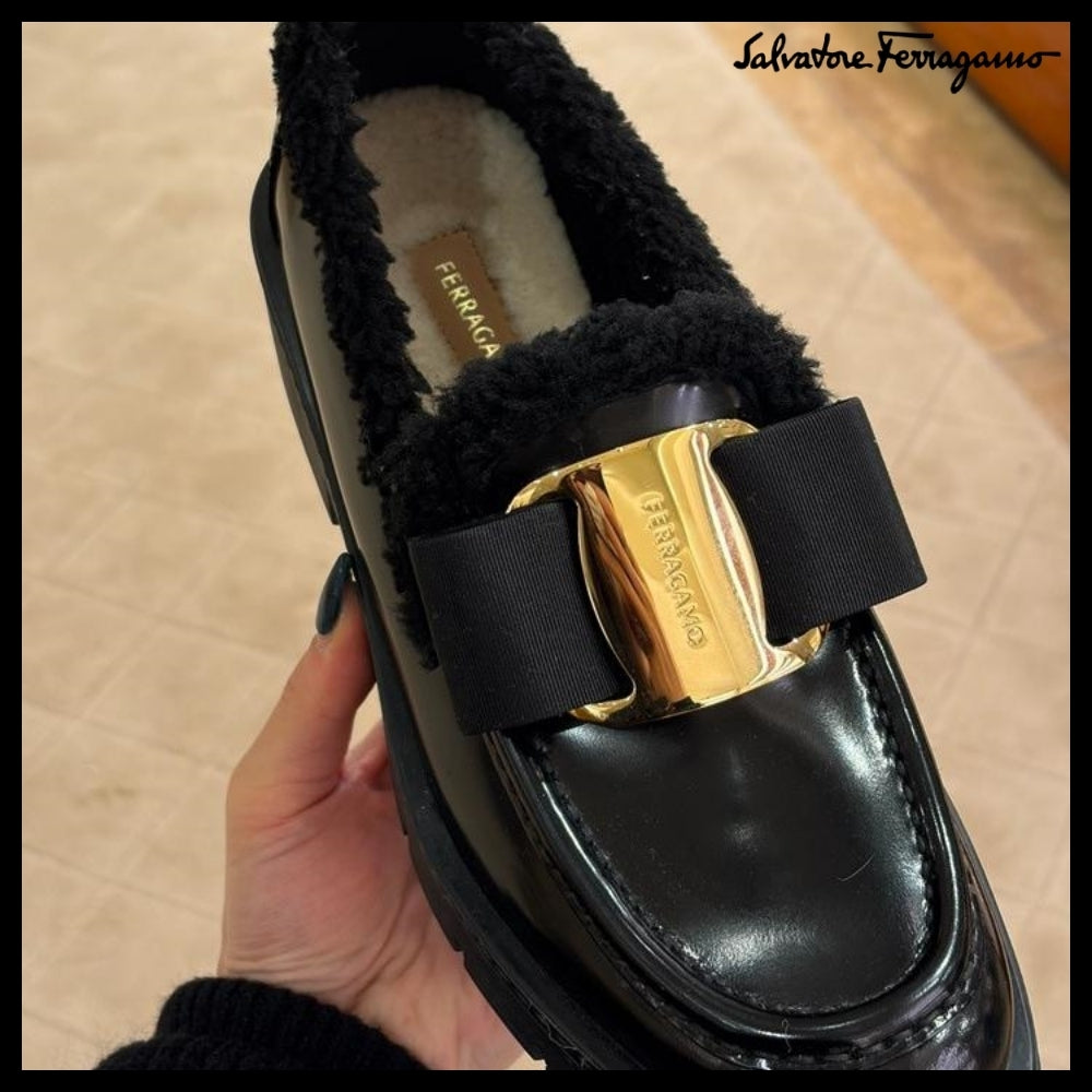 【FERRAGAMO】MIRTY FUR VARA BOW SHEARLING LOAFERS BLACK