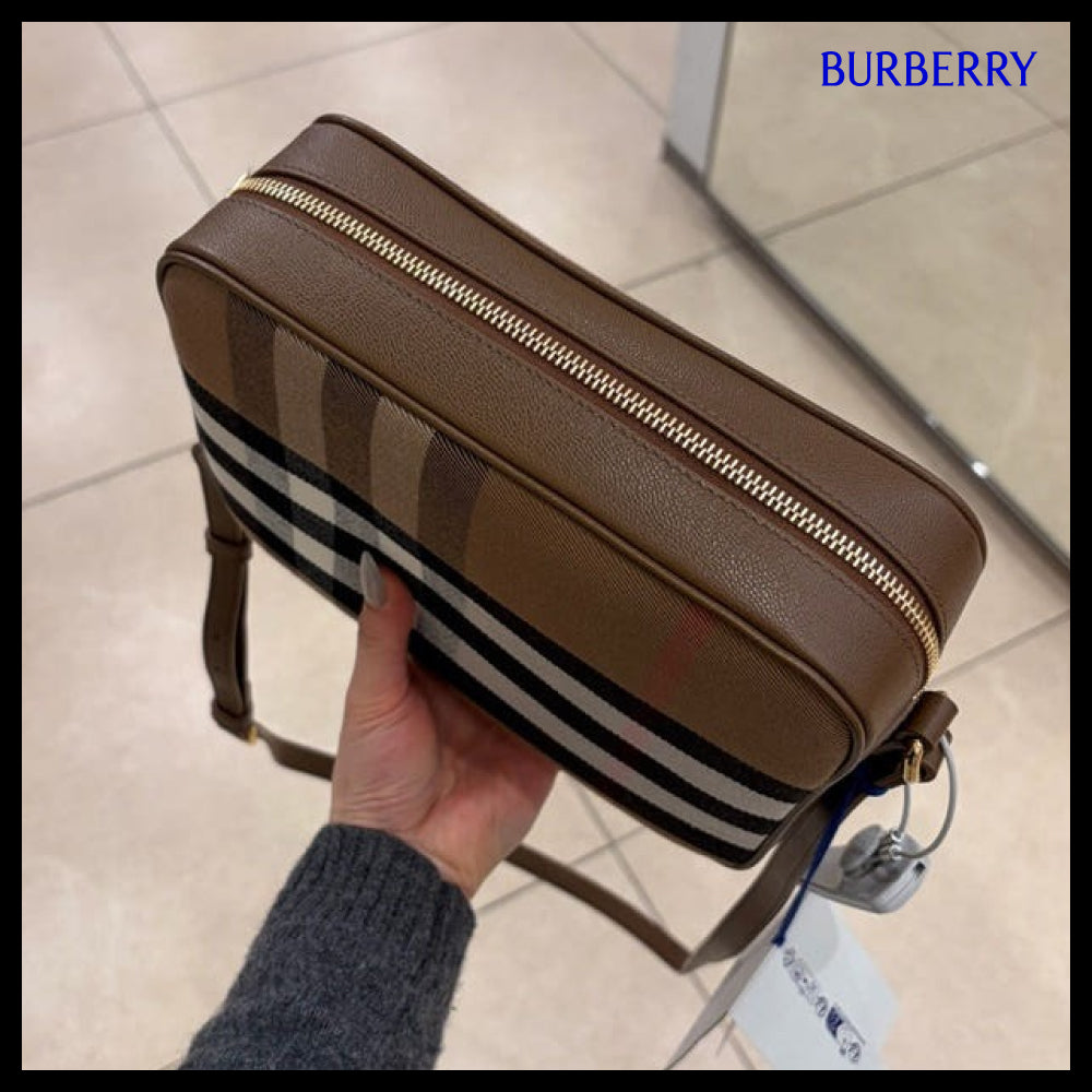 【Burberry】New House Check Leather Large Camera Bag Earth