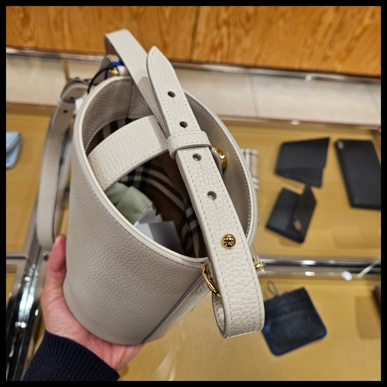 【Burberry】25SS Check Strap Grain Leather Bucket Tote