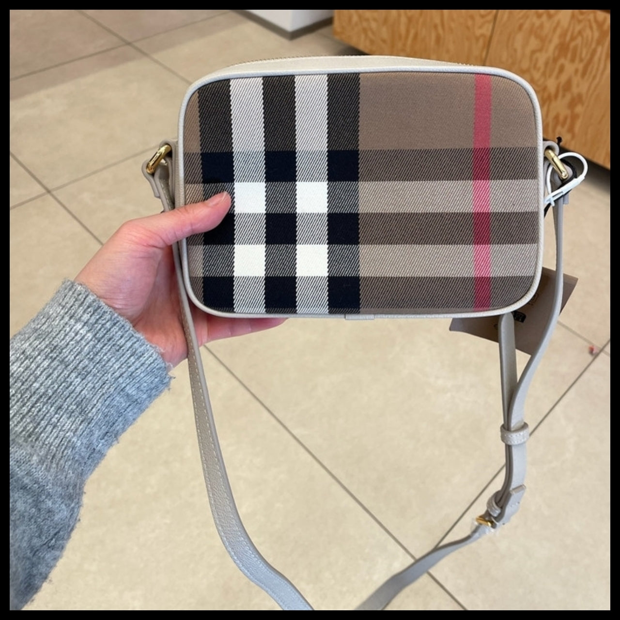 【Burberry】House Check Leather Small Camera Bag Limestone