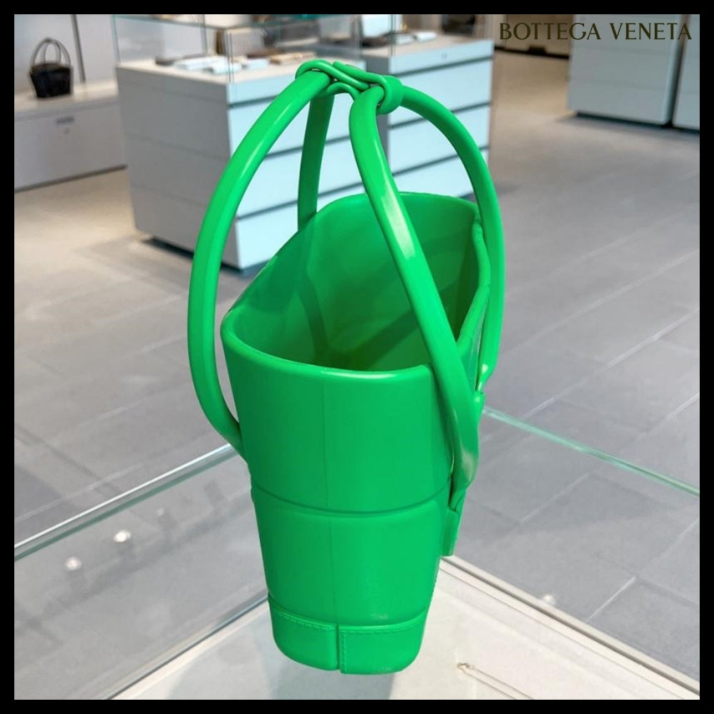 【BOTTEGA VENETA】Arco Rubber Small Tote Bag Grass