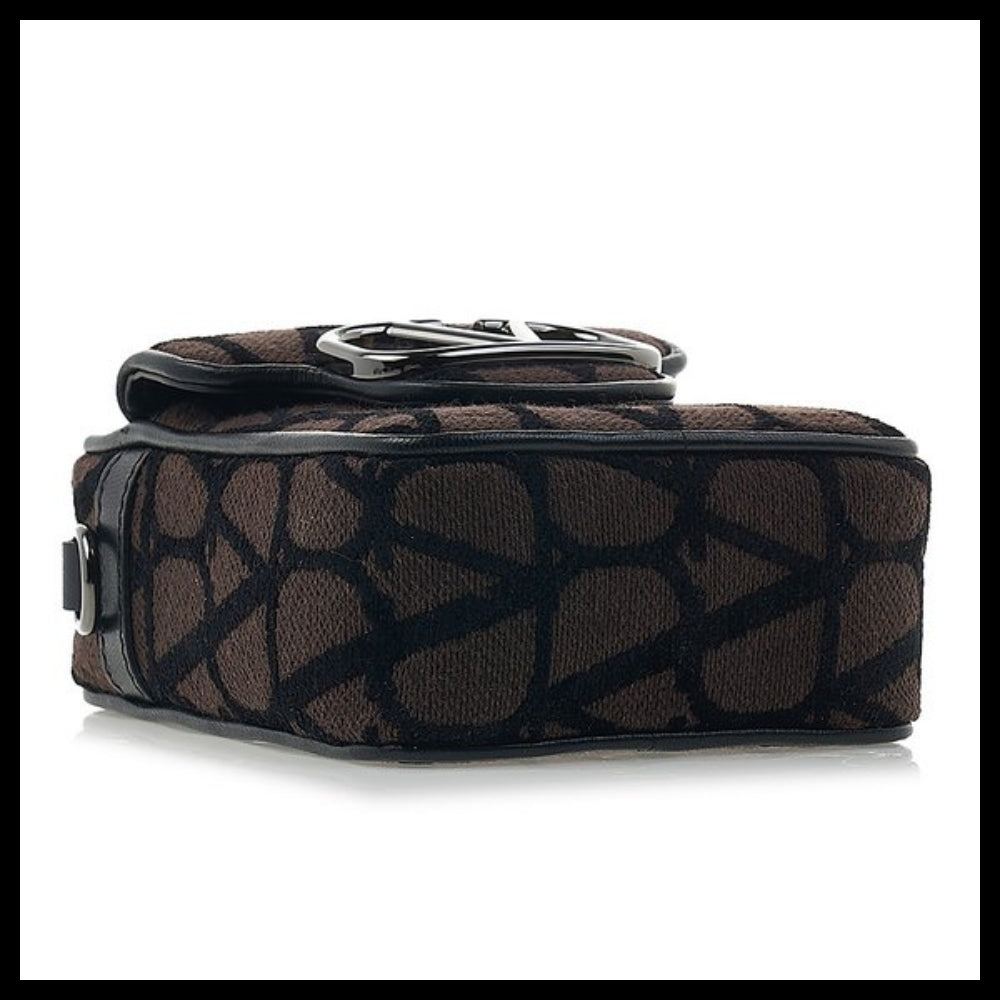 【VALENTINO】Men's Iconography V Logo Crossbody Bag