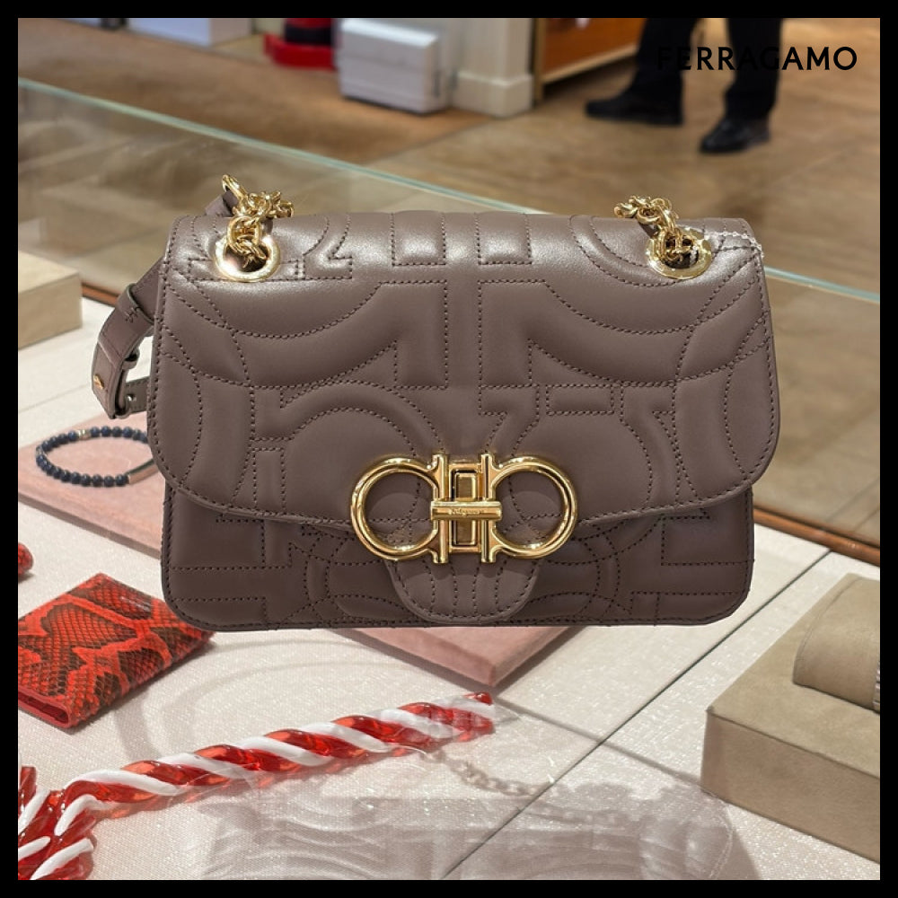 【FERRAGAMO】QUILTED CALF LEATHER CHAIN FLAP SHOULDER BAG