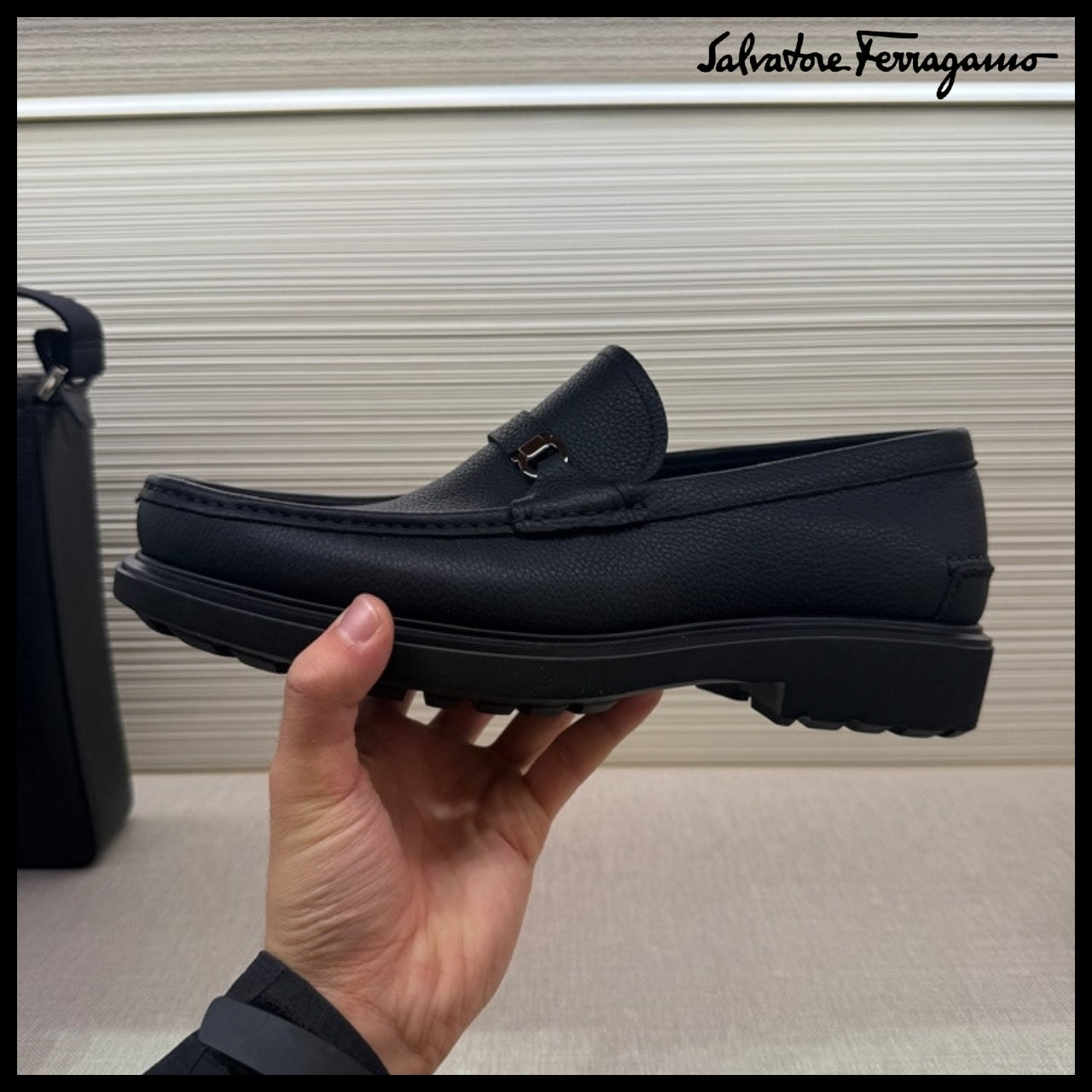 【FERRAGAMO】GALLAGHER MINI GANCINI GRAIN LOAFERS BLACK