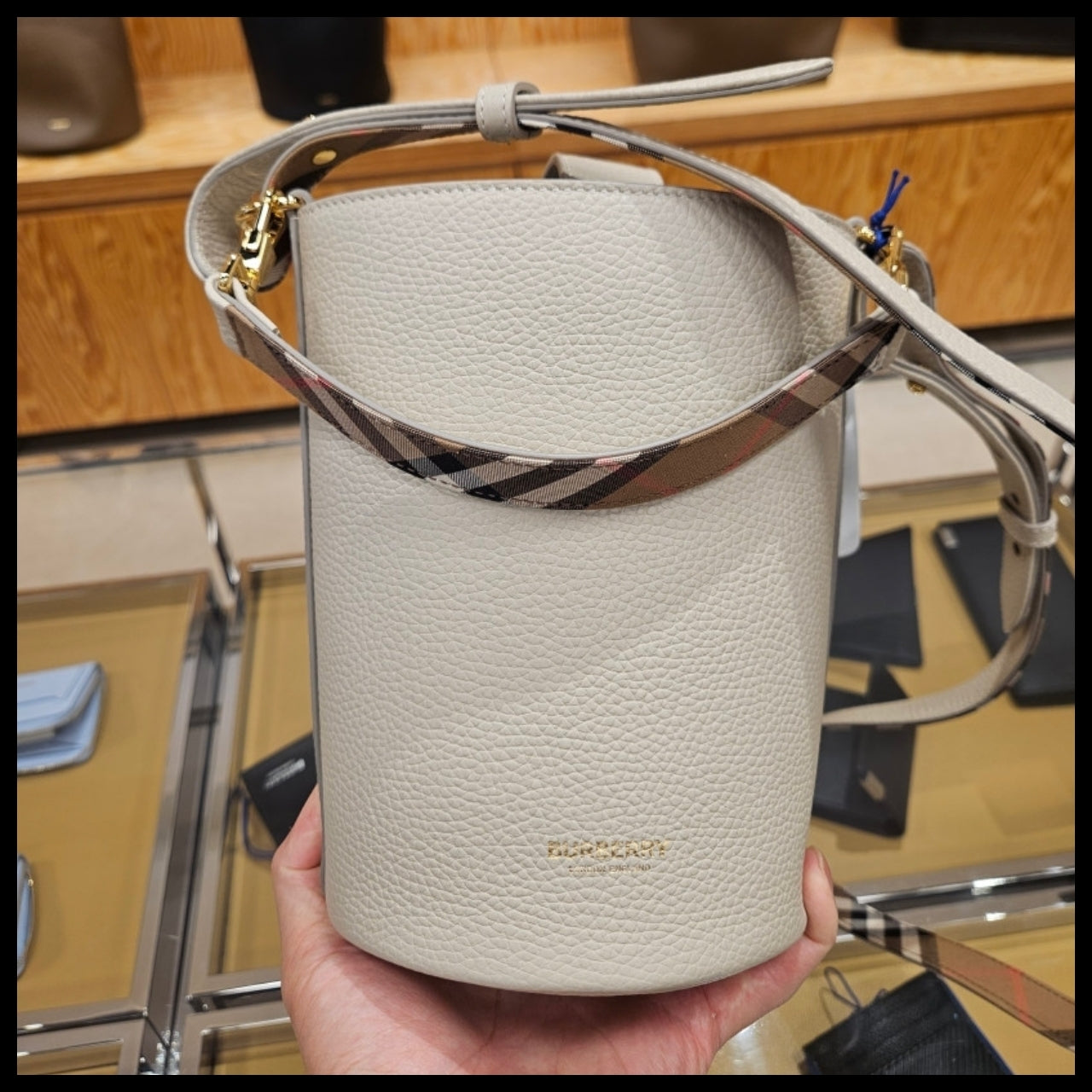 【Burberry】25SS Check Strap Grain Leather Bucket Tote