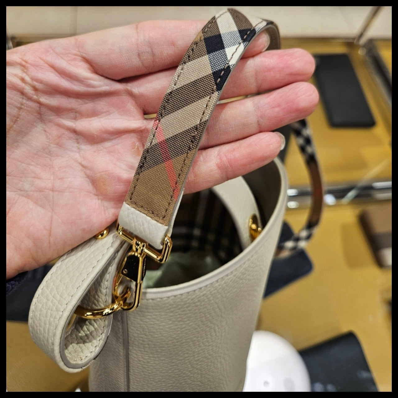 【Burberry】25SS Check Strap Grain Leather Bucket Tote