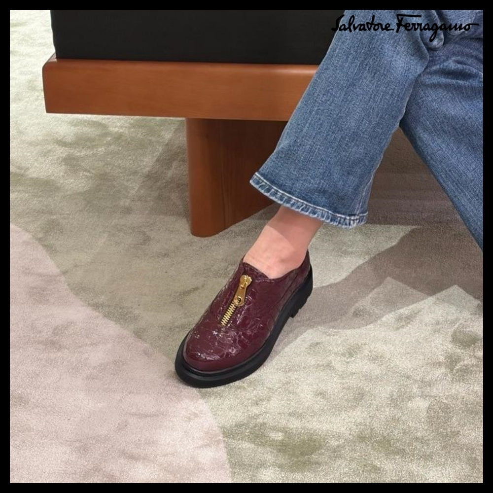 【FERRAGAMO】KAIA CROC PATTERN ZIPPER LOAFERS BURGUNDY