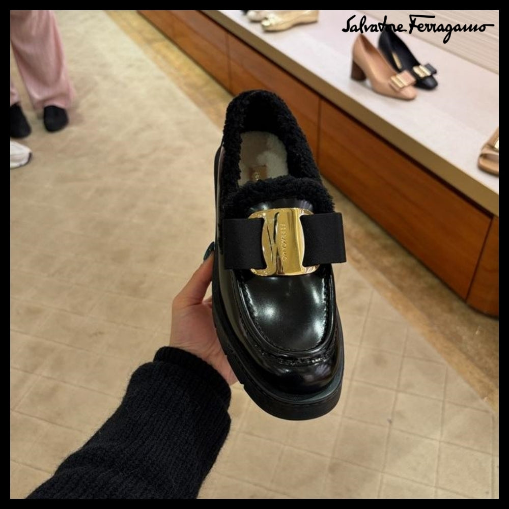 【FERRAGAMO】MIRTY FUR VARA BOW SHEARLING LOAFERS BLACK