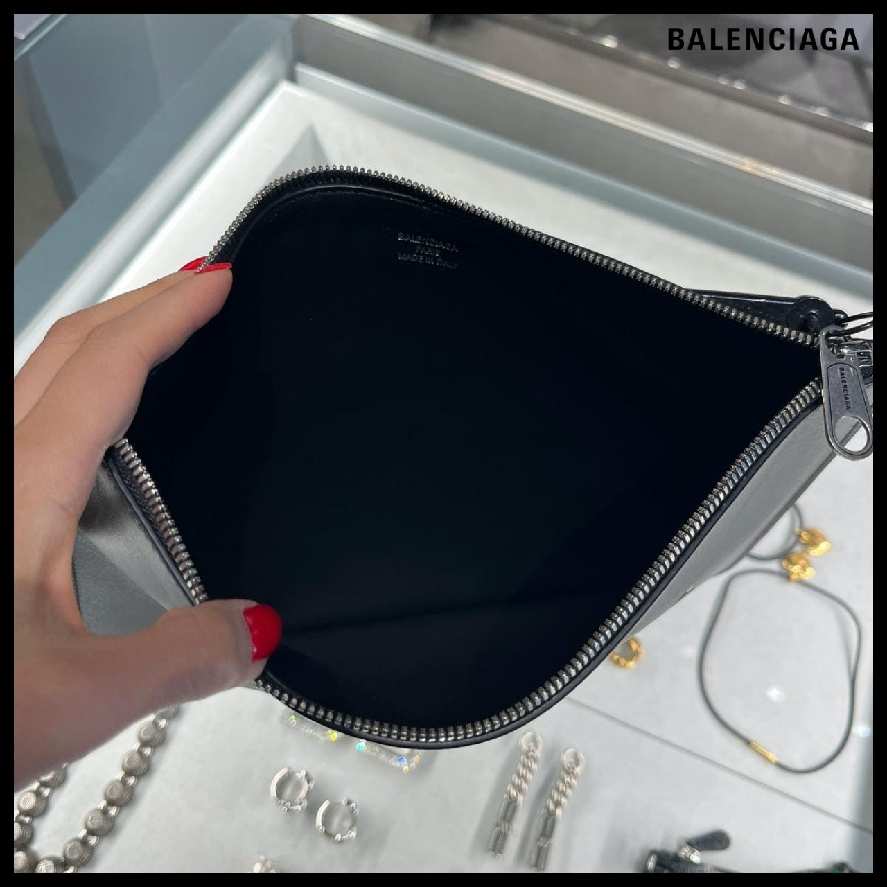 【BALENCIAGA】Duty Free Lettering Logo Smooth Strap Clutch