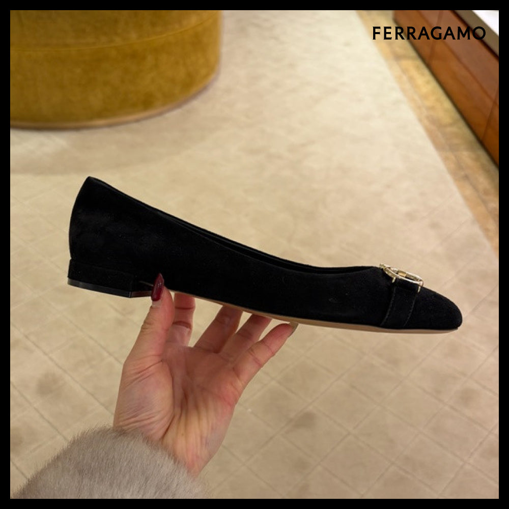 【FERRAGAMO】GARDA 10 NEW GANCINI SUEDE FLATS BLACK