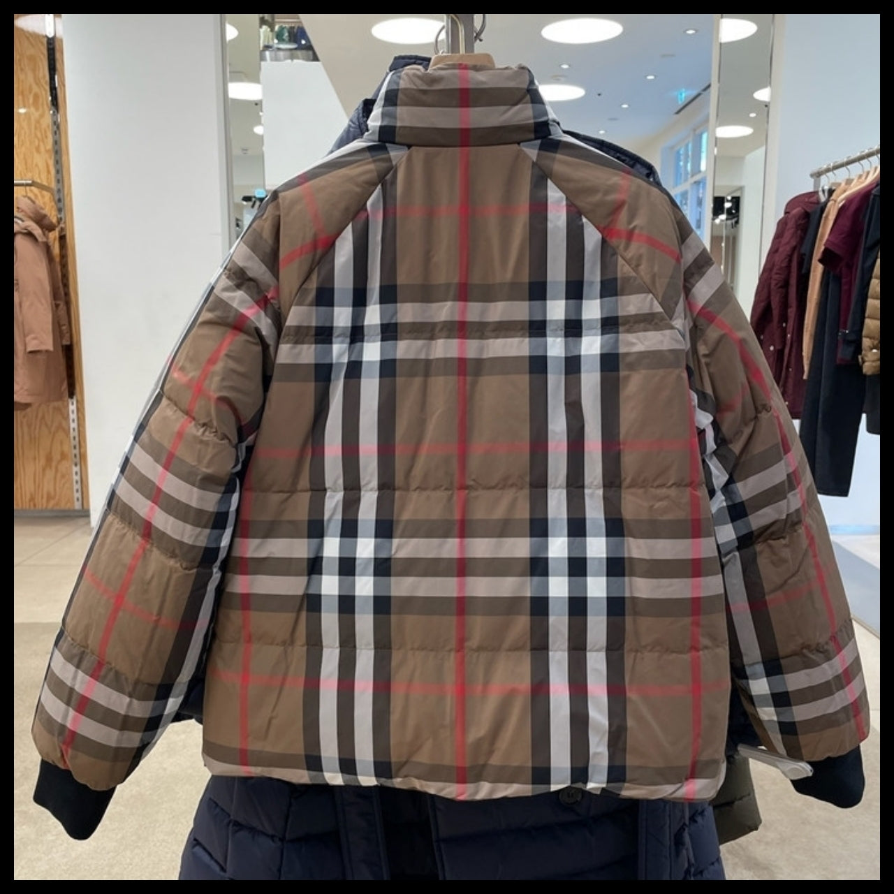 【BURBERRY】Iver House Check Reversible Duck Down Short