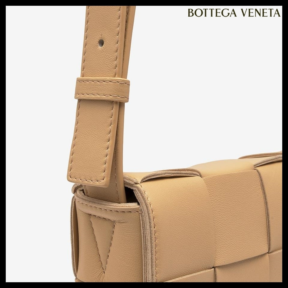【BOTTEGA VENETA】Lambskin Leather Cassette Bag Almond