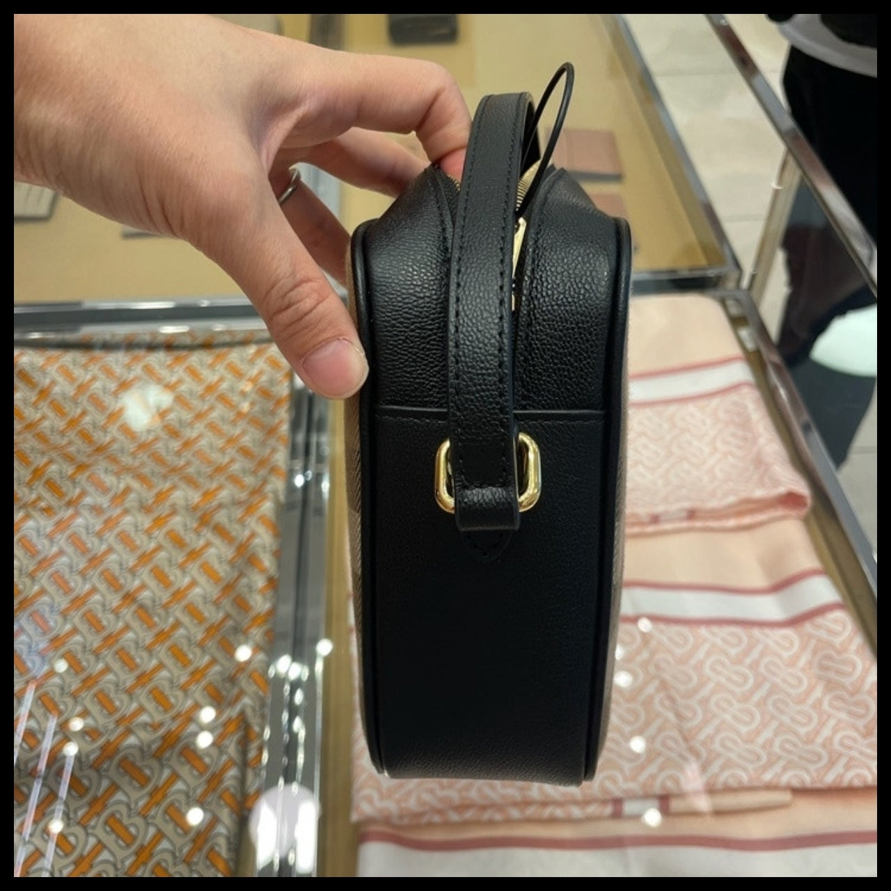 【BURBERRY】House Check Camera Bag Black