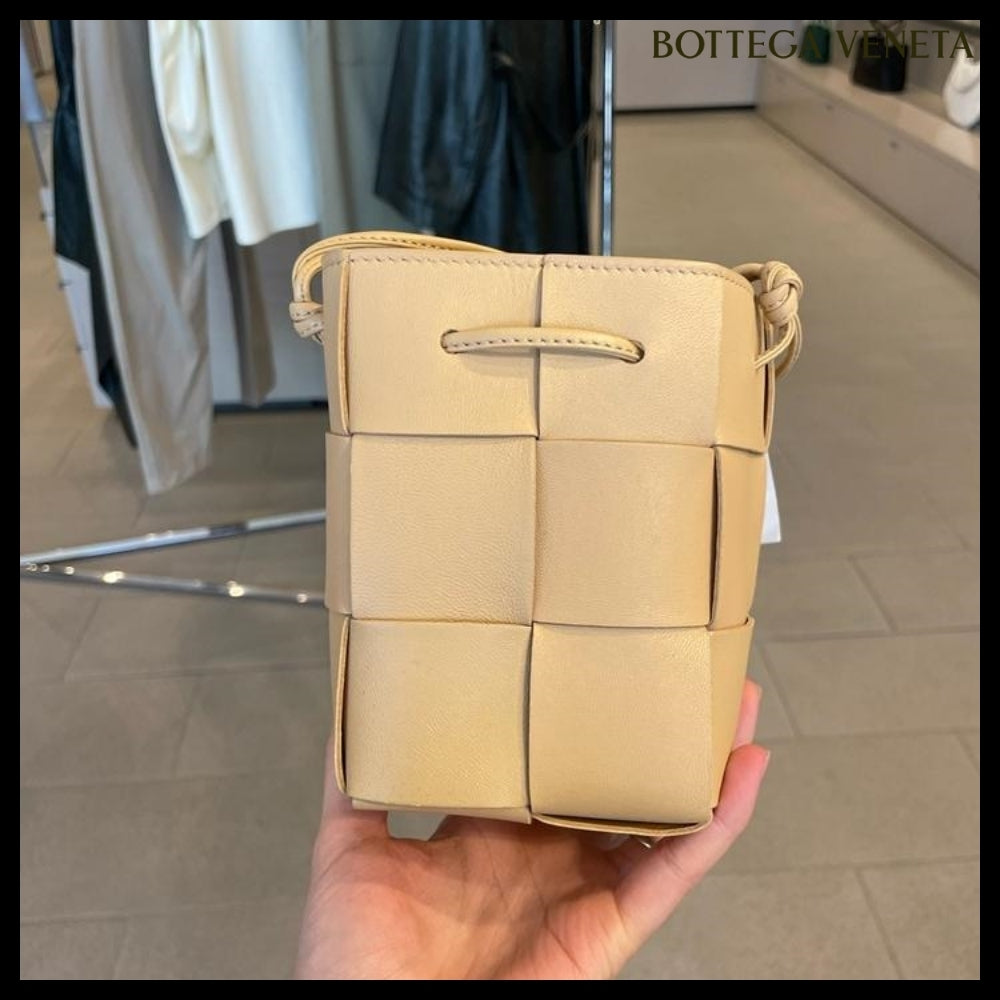 【BOTTEGA VENETA】Intricate Nappa 19 Calf Mini Bucket Bag