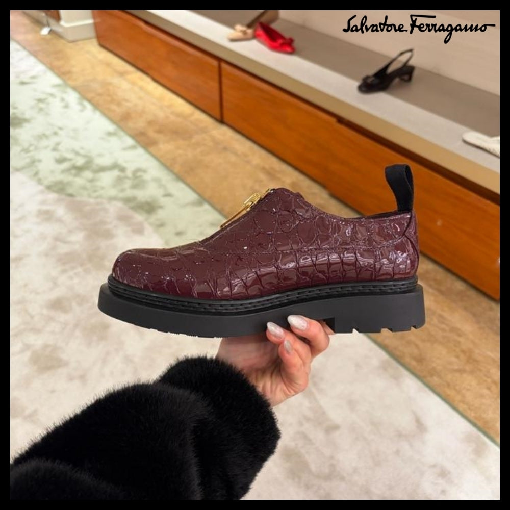 【FERRAGAMO】KAIA CROC PATTERN ZIPPER LOAFERS BURGUNDY