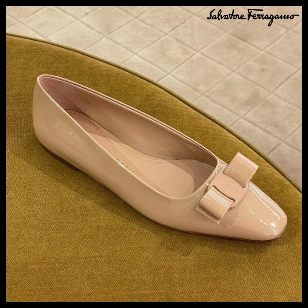 【FERRAGAMO】ANZ 1 VARA BOW PATENT FLATS BEIGE