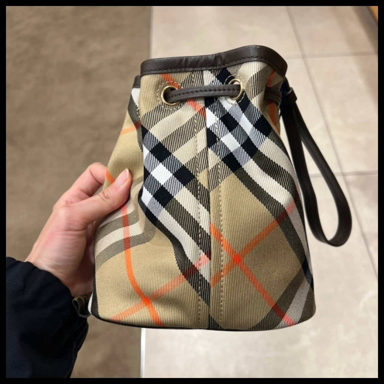 【Burberry】Check Drawstring Bucket Bag