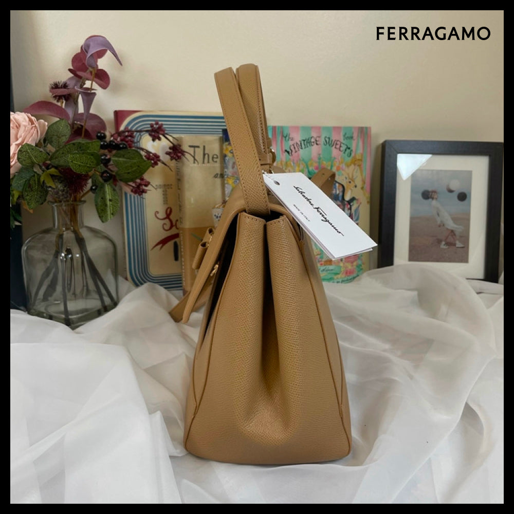 【FERRAGAMO】GOLD VARA BOW RIBBON CARRIE O TOTE BAG CAMEL