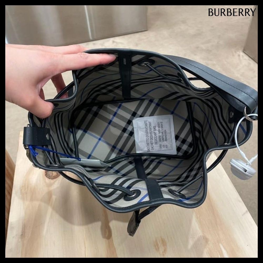 【Burberry】Check Jacquard Drawstring Medium Bucket Bag