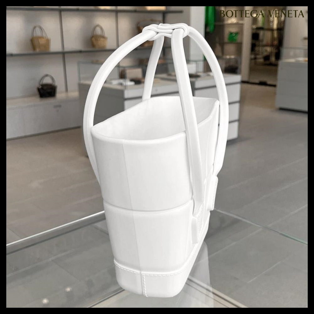 【BOTTEGA VENETA】Arco Rubber Small Tote Bag Chalk