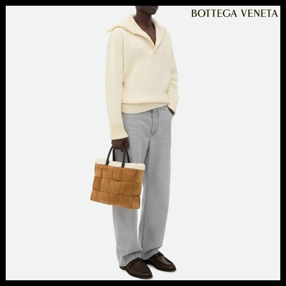 【BOTTEGA VENETA】SMALL EAST-WEST ARCO TOTE CAMEL