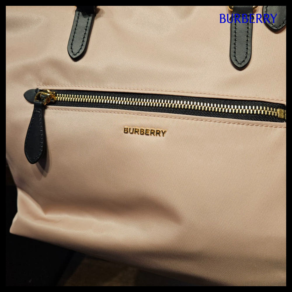 【Burberry】Lettering Logo Large Nylon Zip Tote Shopper