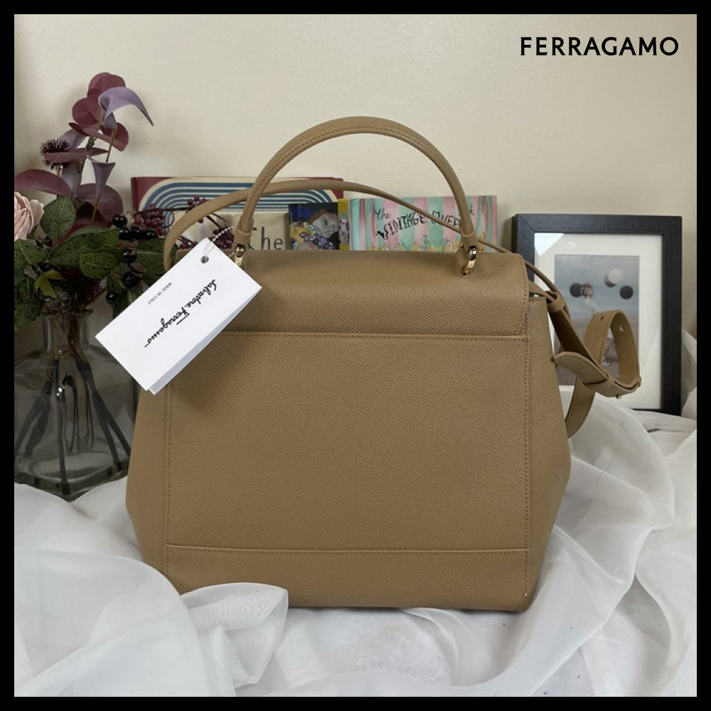 【FERRAGAMO】GOLD VARA BOW RIBBON CARRIE O TOTE BAG CAMEL