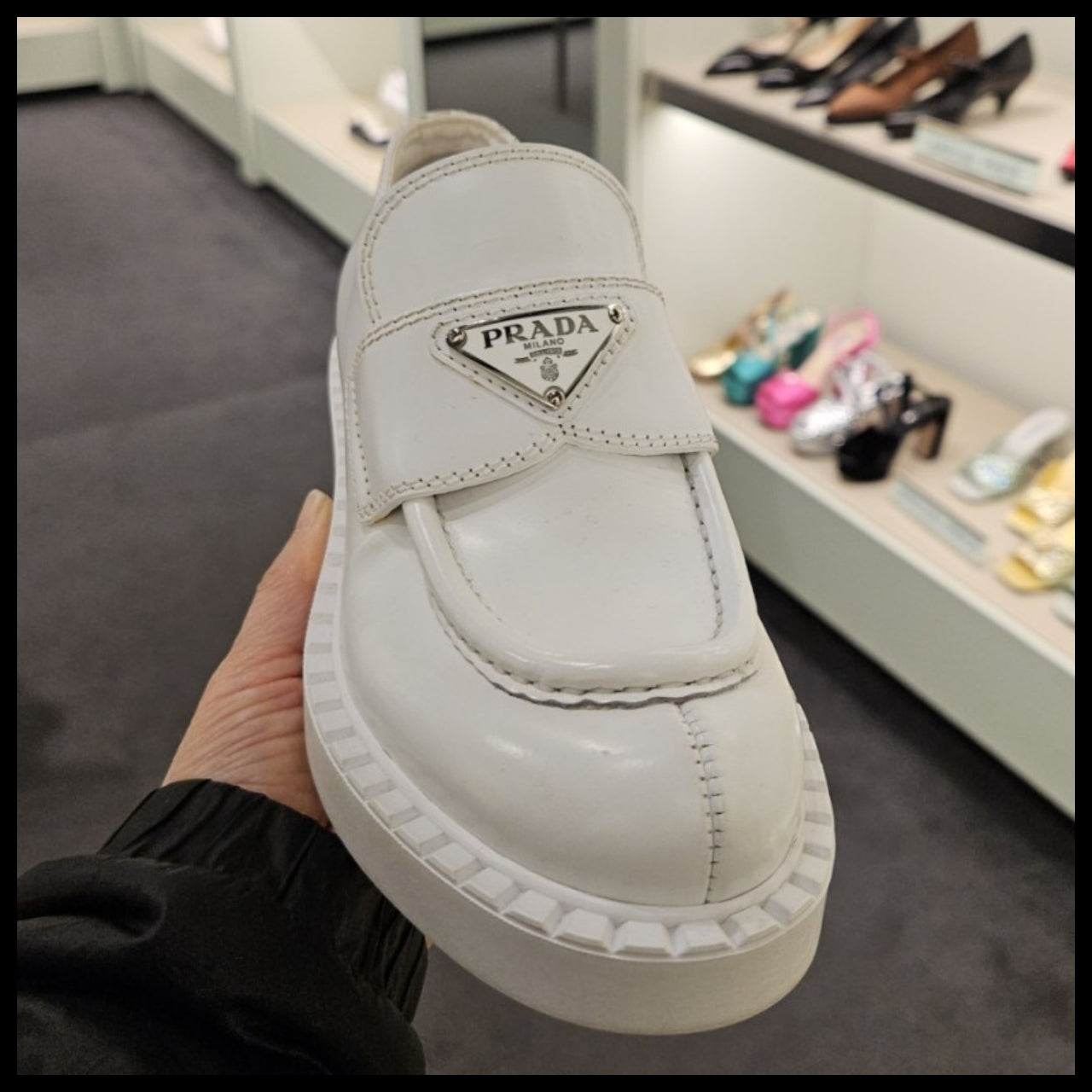【PRADA】Women’s triangle-logo chocolate brushed leather