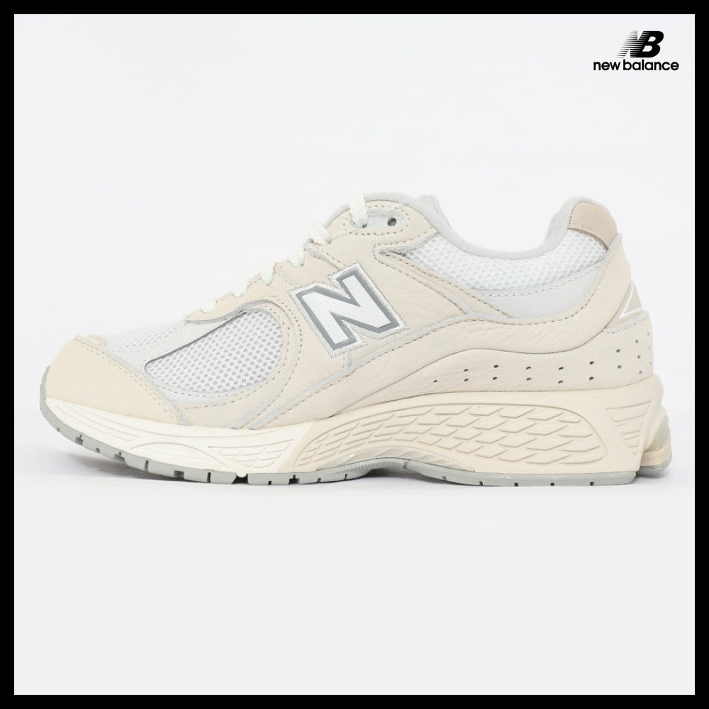 【New Balance】2002 ivory sneakers
