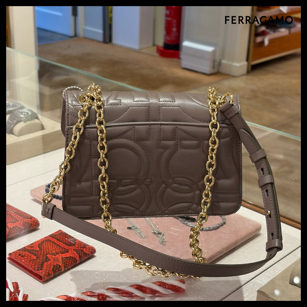 【FERRAGAMO】QUILTED CALF LEATHER CHAIN FLAP SHOULDER BAG