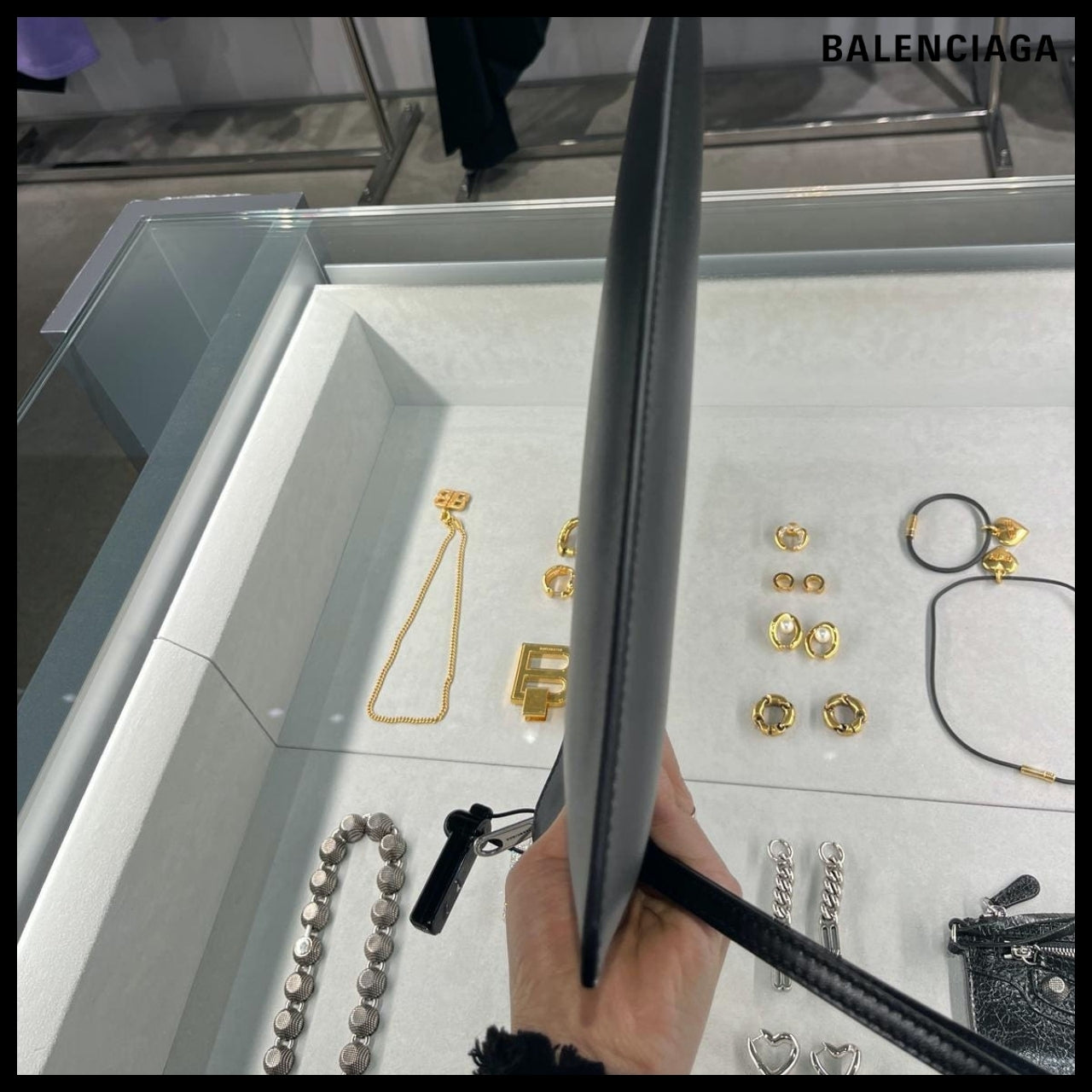 【BALENCIAGA】Duty Free Lettering Logo Smooth Strap Clutch