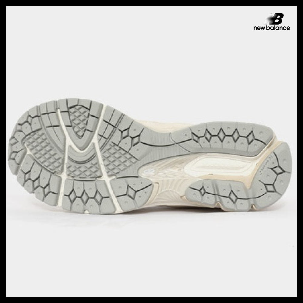【New Balance】2002 ivory sneakers