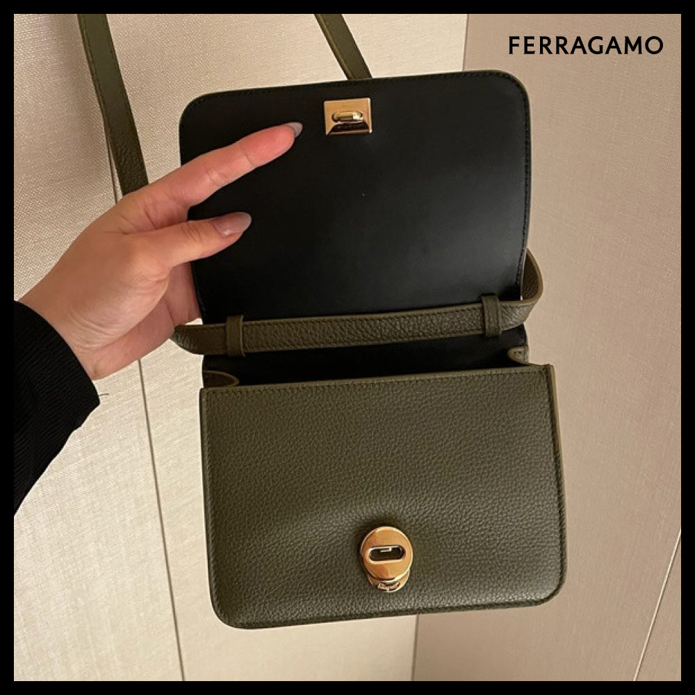 【FERRAGAMO】BOW RIBBON GRAIN LEATHER FLAP CROSSBODY BAG