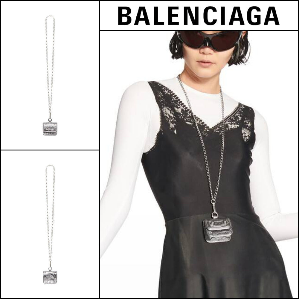 【BALENCIAGA】LE CAGOLE FLAP EARPODS WITH CHAIN METALLIZED