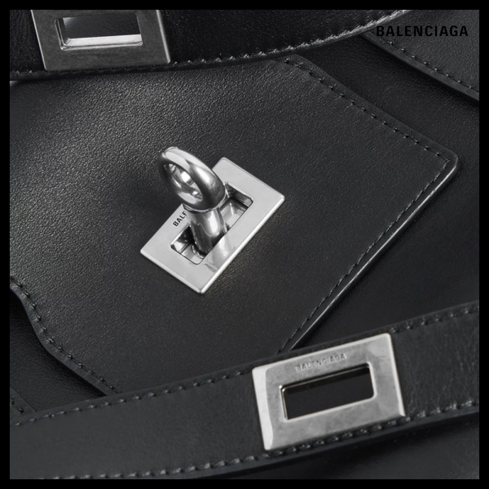 ★BALENCIAGAアウトレットセール★ Small Black Crossbody Bag